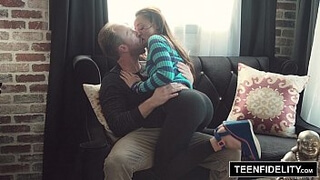 Худышка снимает леггинсы и запрыгивает попкой на огромный хуй зрелого любовника